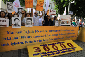 Exiliranier och sympatisörer till Iranska nationella motståndsrådet (NCRI) uppmärksammar 1988 års massaker i Iran och kräver att de ansvariga ska ställs inför rätta under en manifestation utanför Stockholms tingsrätt