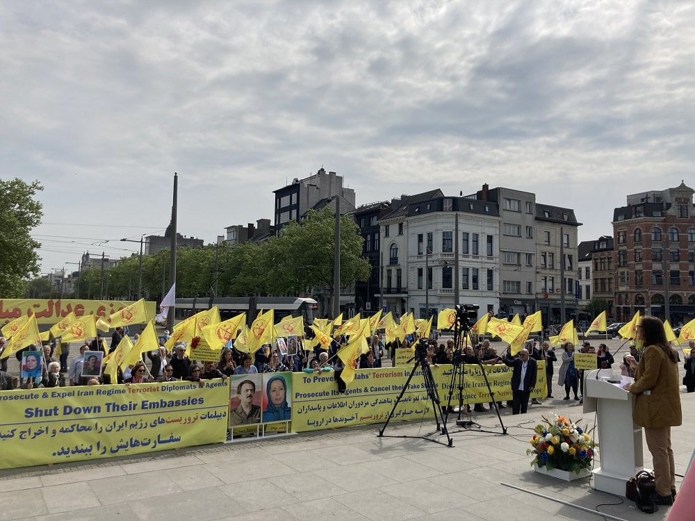Iranier firade domen med en stor manifestation utanför domstolen i staden antwerp, belgien.