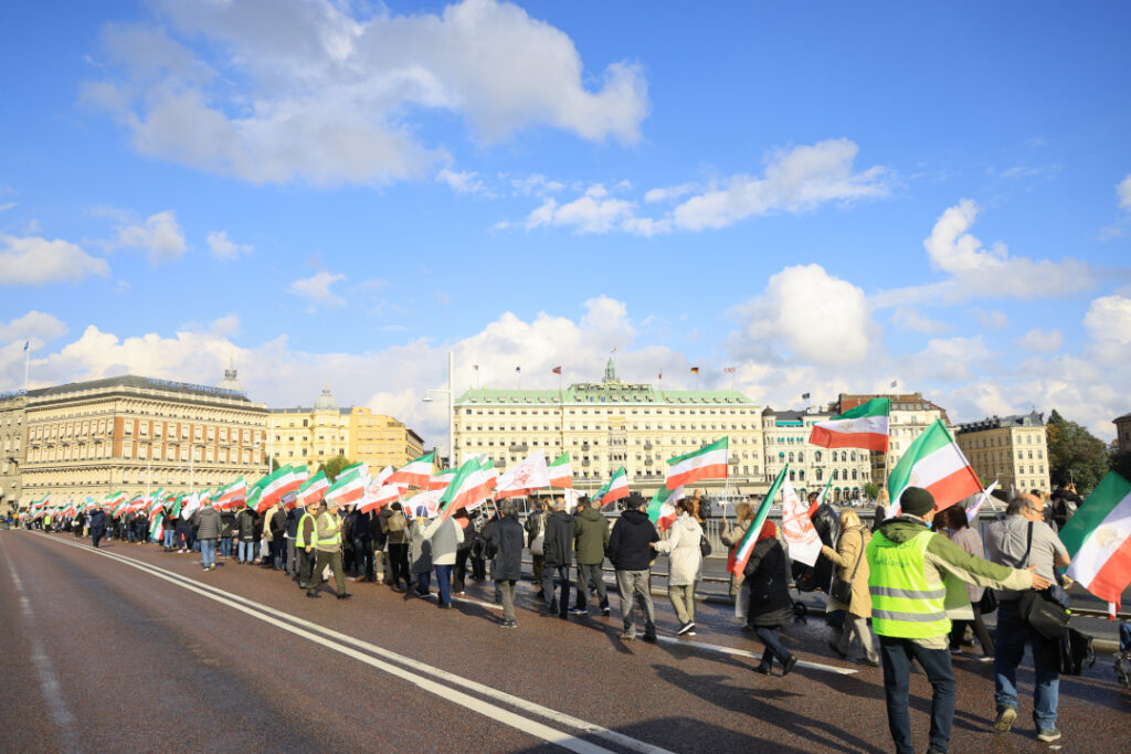 Svensk- och exiliranier, sympatisörer till iranska motståndsrörelsen (NCRI), marscherar genom centrala Stockholm till stöd för det folkliga upproret i Iran, den första oktober.