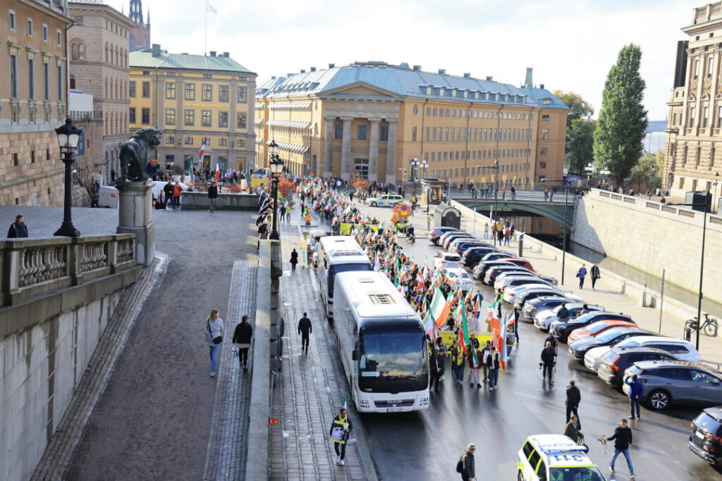 Svensk- och exiliranier, sympatisörer till iranska motståndsrörelsen (NCRI), marscherar genom centrala Stockholm till stöd för det folkliga upproret i Iran, den första oktober.