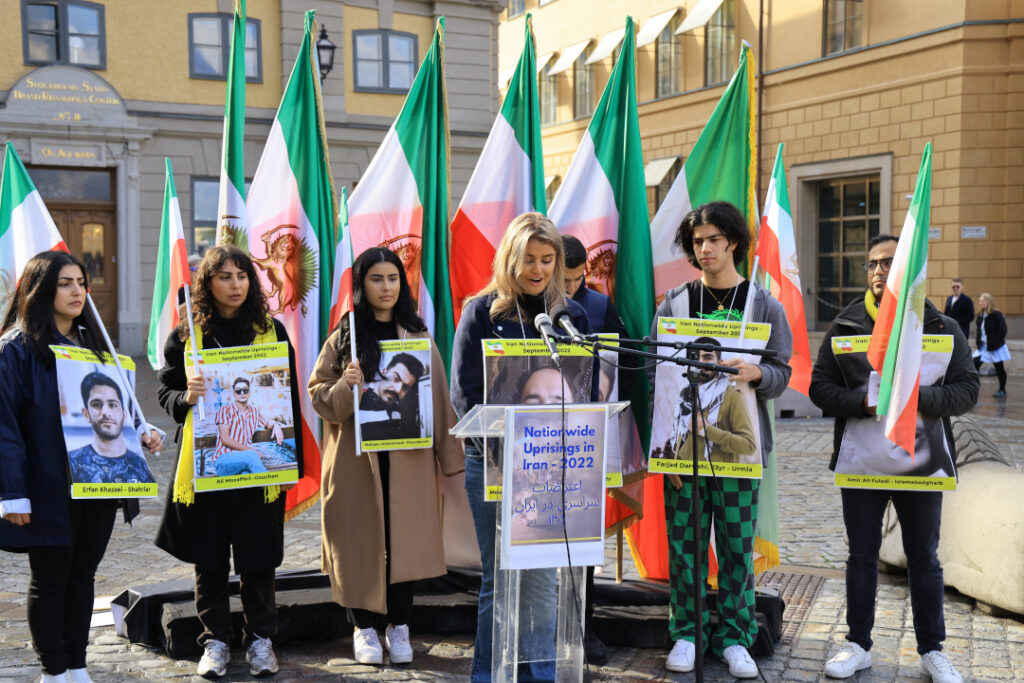 Representanter för olika iranska föreningar och samfund talar under en demonstration på Mynttorget i Stockholm, den första oktober, till stöd för det folkliga upproret.