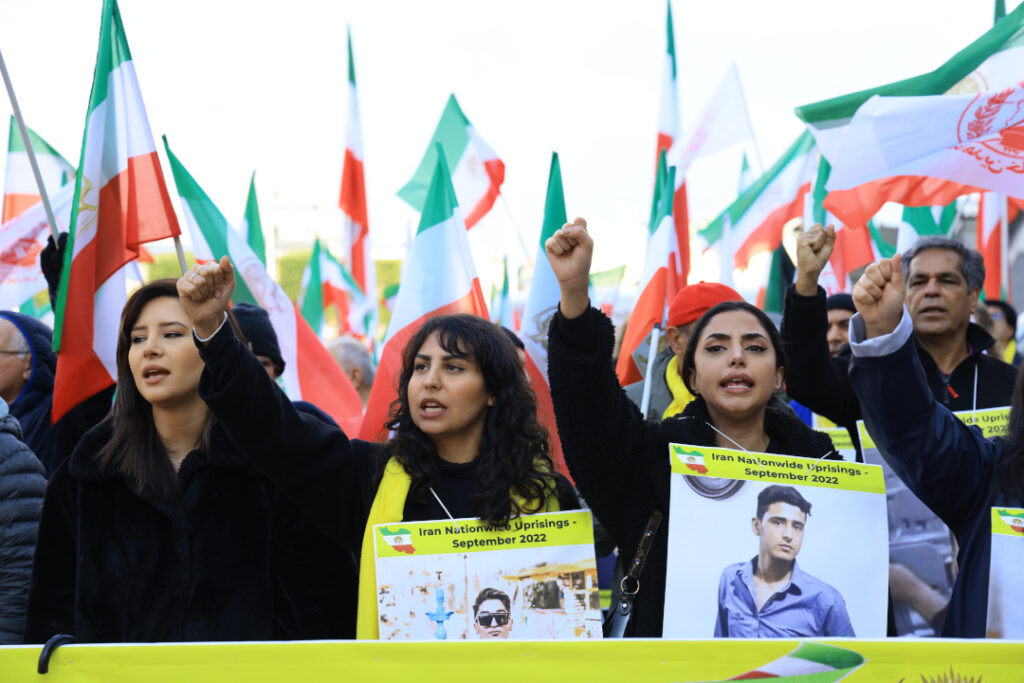 Svensk- och exiliranier, sympatisörer till iranska motståndsrörelsen (NCRI), visade sitt stöd för det folkliga upproret i Iran under en demonstration på Mynttorget i Stockholm, den första oktober.