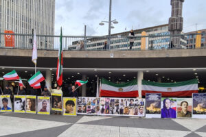 Manifestation, Sergels torg, 21 okt: Svensk- o exiliranier, sympatisörer till Iranska motståndsrörelsen, stöder iranska folkets uppror, frihetskamp och en demokratisk revoltuion i Iran.