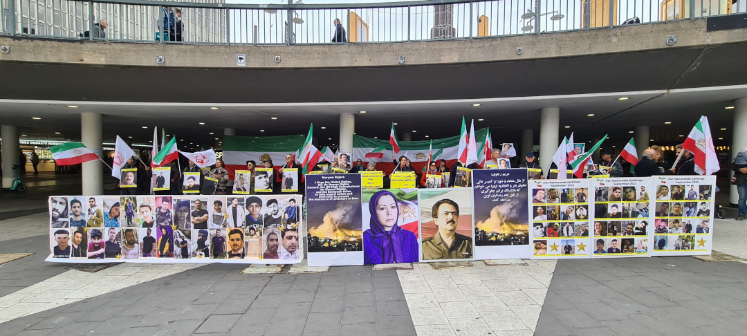 Manifestation, Sergels torg, 21 okt: Svensk- o exiliranier, sympatisörer till Iranska motståndsrörelsen, stöder iranska folkets uppror, frihetskamp och en demokratisk revoltuion i Iran.