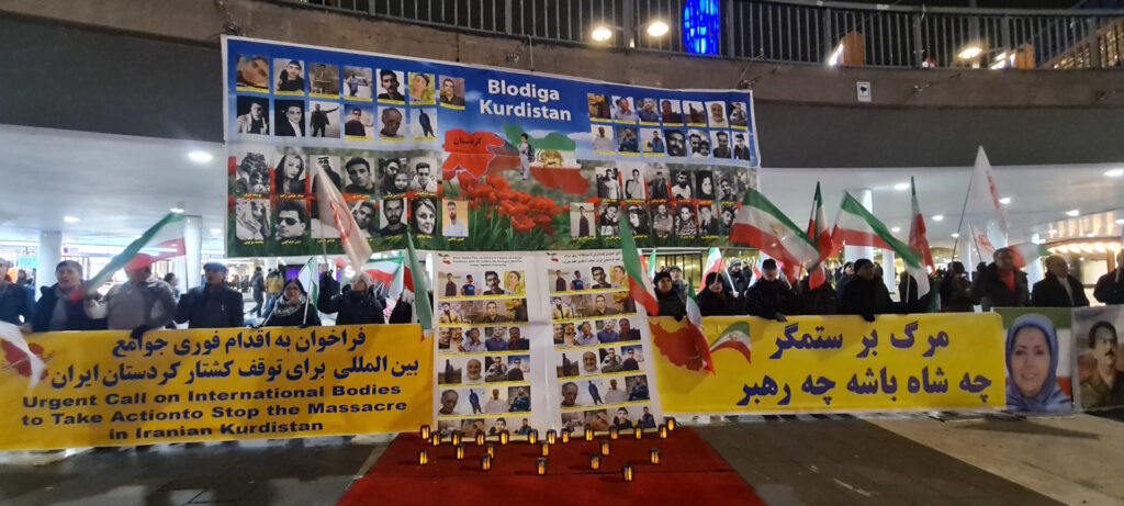 Svensk- och exiliranier, sympatisörer till Iranska nationella motståndsrådet (NCRI), visade solidaritet med det kurdiska folket och det folkliga upproret i Iran under en stödmanifestation på Sergels torget, den 24 november.