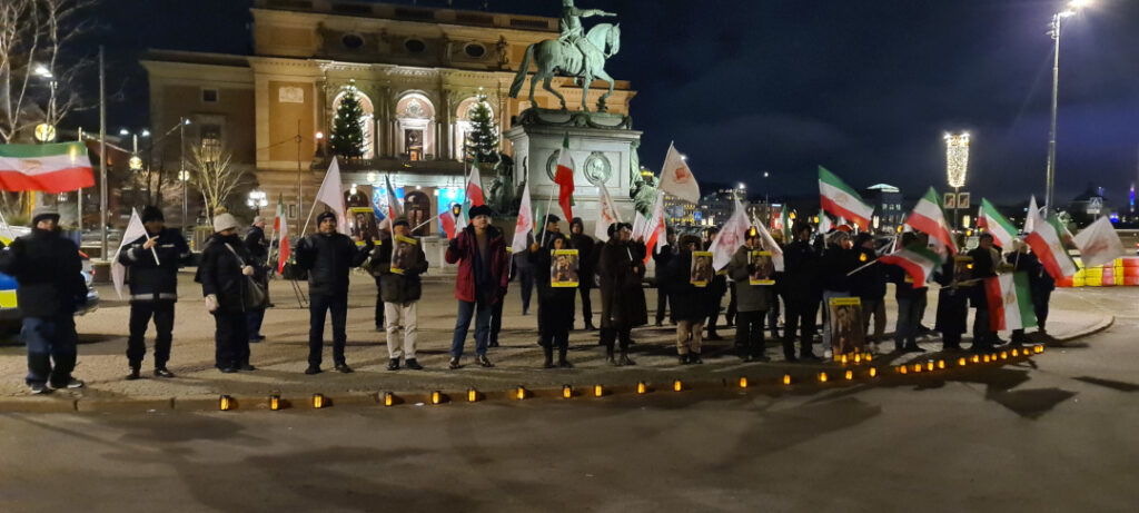Demonstration utanför UD, den 8 dec: Svensk- o exiliranier, sympatisörer till Iranska motståndsrörelsen, uppmanar Sverige att fördöma avrättningen av Mohsen Shekari, stänga regimens ambassad o utvisa regimens ambassadör.
