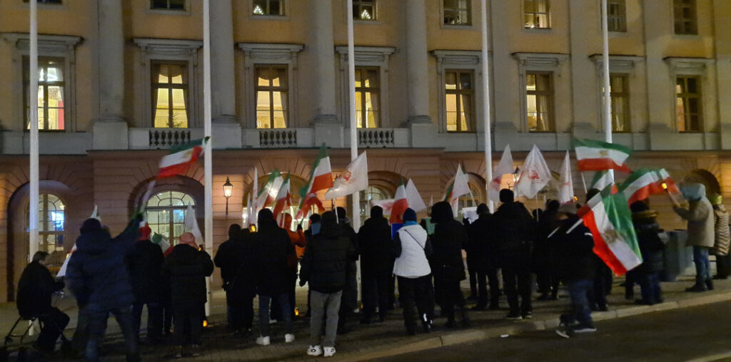 Demonstration utanför UD, den 8 dec: Svensk- o exiliranier, sympatisörer till Iranska motståndsrörelsen, uppmanar Sverige att fördöma avrättningen av Mohsen Shekari, stänga regimens ambassad o utvisa regimens ambassadör.