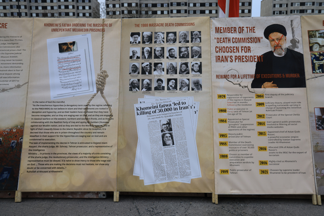 Svensk- och exiliranier håller en utställning om 1988 års massaker i Iran under sin manifestation utanför Attunda tingsrätt, den 19 januari 2023.