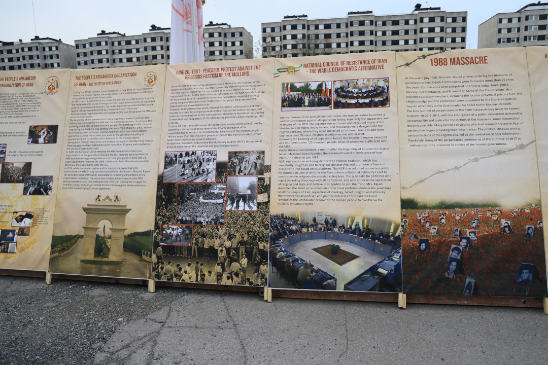 Svensk- och exiliranier håller en utställning om 1988 års massaker i Iran under sin manifestation utanför Attunda tingsrätt, den 19 januari 2023.