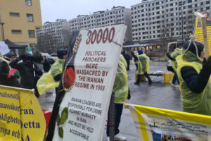 Svensk- och exiliranier, sympatisörer till iranska motståndsrörelsen (NCRI), överlevare samt offrens familjer håller en manifestation utanför Attunda tingsrätt samtidigt som rättegången, den 11 januari.