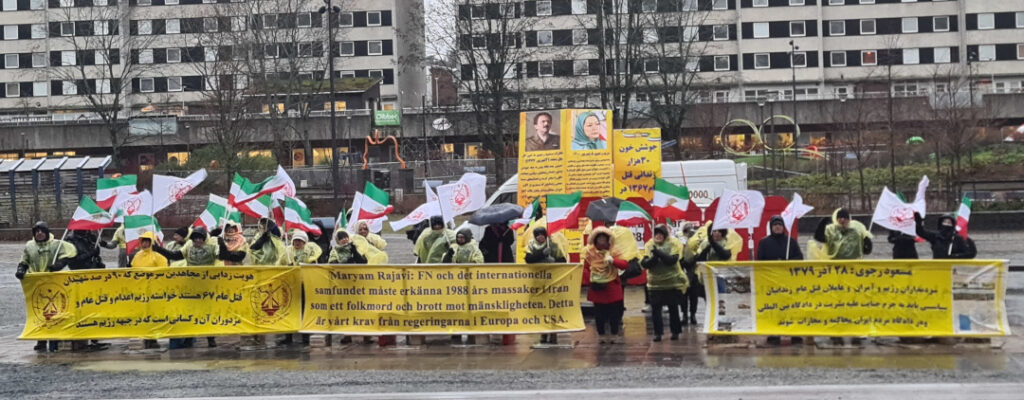Svensk- och exiliranier, sympatisörer till iranska motståndsrörelsen (NCRI), överlevare samt offrens familjer håller en manifestation utanför Attunda tingsrätt samtidigt som rättegången, den 11 januari.