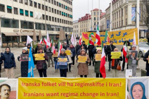 Svensk- och exiliranier, sympatisörer till Iranska nationella motståndsrådet (NCRI), i Göteborg håller en manifestation till stöd för det folkliga upproret och folkets frihetskamp i Iran, lördagen, den 21 januari 2023.