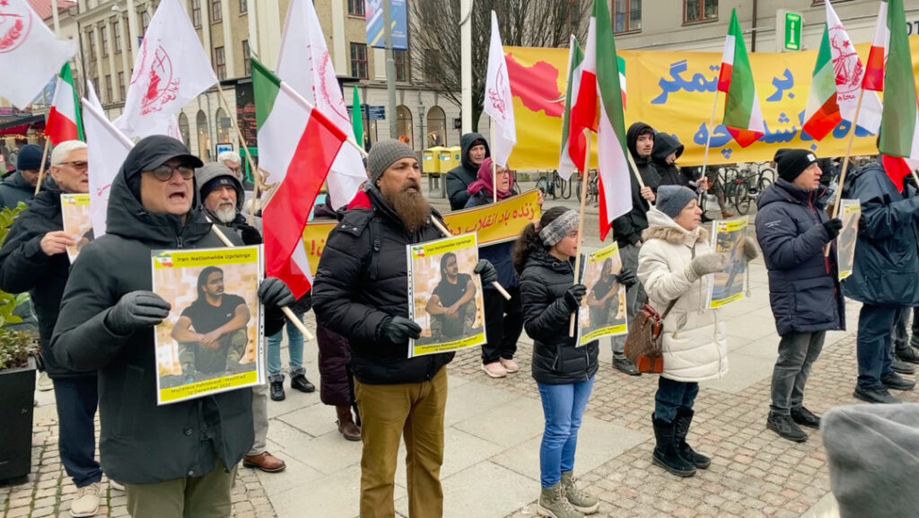 Svensk- och exiliranier, sympatisörer till Iranska nationella motståndsrådet (NCRI), i Göteborg håller en manifestation till stöd för det folkliga upproret och folkets frihetskamp i Iran, lördagen, den 21 januari 2023.