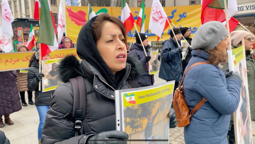 Svensk- och exiliranier, sympatisörer till Iranska nationella motståndsrådet (NCRI), i Göteborg håller en manifestation till stöd för det folkliga upproret och folkets frihetskamp i Iran, lördagen, den 21 januari 2023.