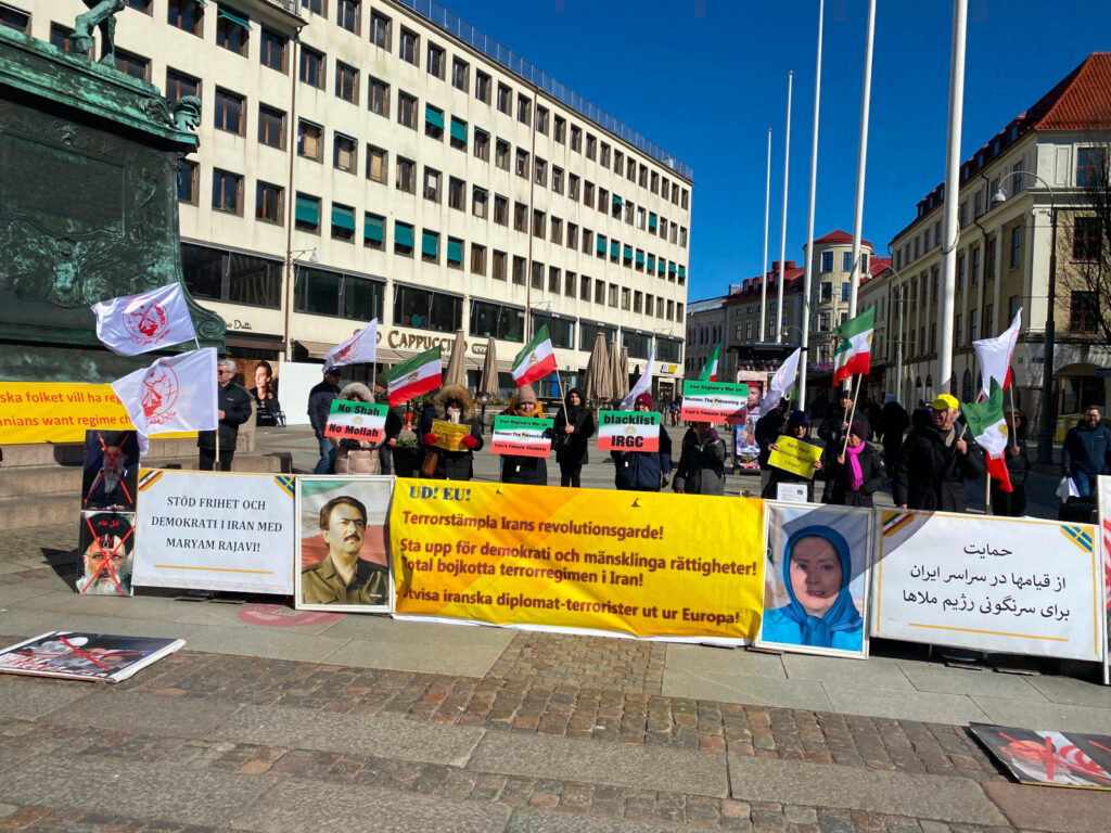 Manifestation, Göteborg, den första april: Svensk-iranier, sympatisörer till Iranska nationella motståndsrådet (NCRI), uttrycker stöd för det folkliga uppror som pågår i Iran och uppmanar EU och Sverige att terroriststämpla revolutionsgardet i sin helhet.