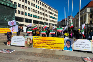 Manifestation, Göteborg, den första april: Svensk-iranier, sympatisörer till Iranska nationella motståndsrådet (NCRI), uttrycker stöd för det folkliga uppror som pågår i Iran och uppmanar EU och Sverige att terroriststämpla revolutionsgardet i sin helhet.