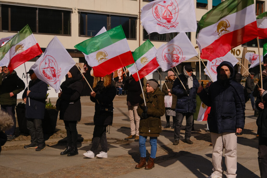 Manifestation, Göteborg, den första april: Svensk-iranier, sympatisörer till Iranska nationella motståndsrådet (NCRI), uttrycker stöd för det folkliga uppror som pågår i Iran och uppmanar EU och Sverige att terroriststämpla revolutionsgardet i sin helhet.