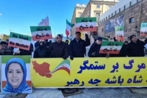 Manifestation på Mynttorget utanför UD, Stockholm, den första april: Svensk-iranier, sympatisörer till Iranska nationella motståndsrådet (NCRI), uttrycker stöd för det folkliga uppror som pågår i Iran och uppmanar EU och Sverige att terroriststämpla revolutionsgardet i sin helhet.