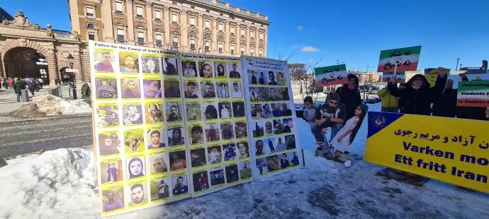 Manifestation på Mynttorget utanför UD, Stockholm, den första april: Svensk-iranier, sympatisörer till Iranska nationella motståndsrådet (NCRI), uttrycker stöd för det folkliga uppror som pågår i Iran och uppmanar EU och Sverige att terroriststämpla revolutionsgardet i sin helhet.