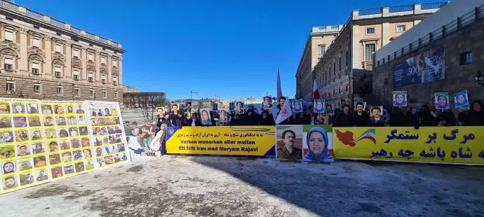 Manifestation på Mynttorget utanför UD, Stockholm, den första april: Svensk-iranier, sympatisörer till Iranska nationella motståndsrådet (NCRI), uttrycker stöd för det folkliga uppror som pågår i Iran och uppmanar EU och Sverige att terroriststämpla revolutionsgardet i sin helhet.