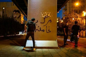 Ungdomar sprejar regimkritiska slagordet "Ned med Khamenei" på en staty under det folkliga upproret i Iran som gick in på sin 200:e dag, den tredje april.
