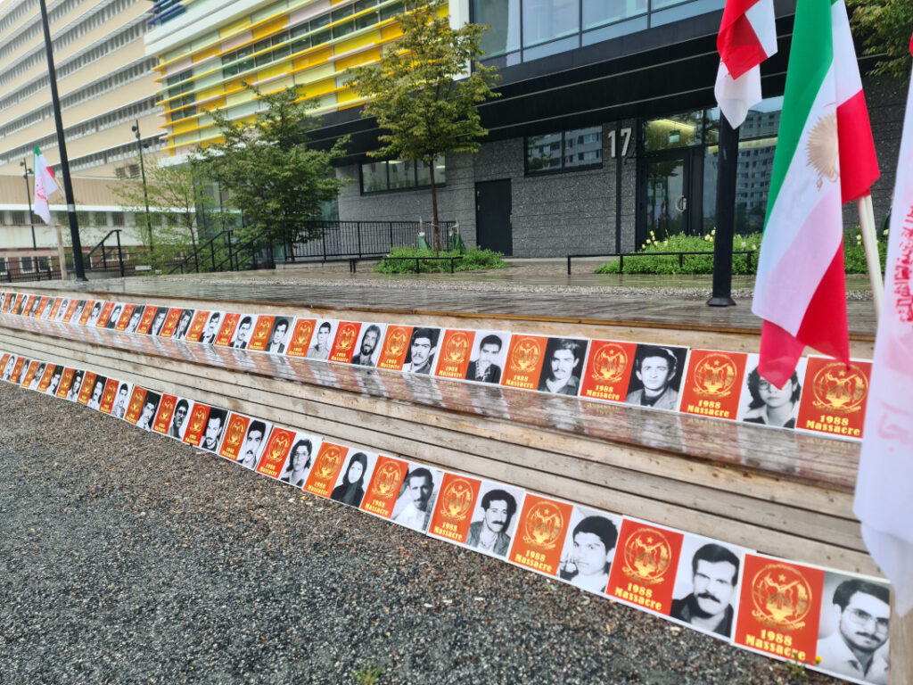 16 maj 2023: Svensk- och exiliranier, sympatisörer till iranska motståndsrörelsen (NCRI), håller en manifestation utanför Attunda tingsrätt samtidigt som rättegången mot Hamid Noury, dömd för 1988 års massaker i Iran. Överlevare samt offrens familjer deltar också i manifestationen.