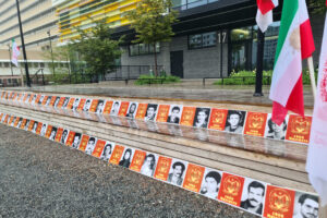 16 maj 2023: Svensk- och exiliranier, sympatisörer till iranska motståndsrörelsen (NCRI), håller en manifestation utanför Attunda tingsrätt samtidigt som rättegången mot Hamid Noury, dömd för 1988 års massaker i Iran. Överlevare samt offrens familjer deltar också i manifestationen.