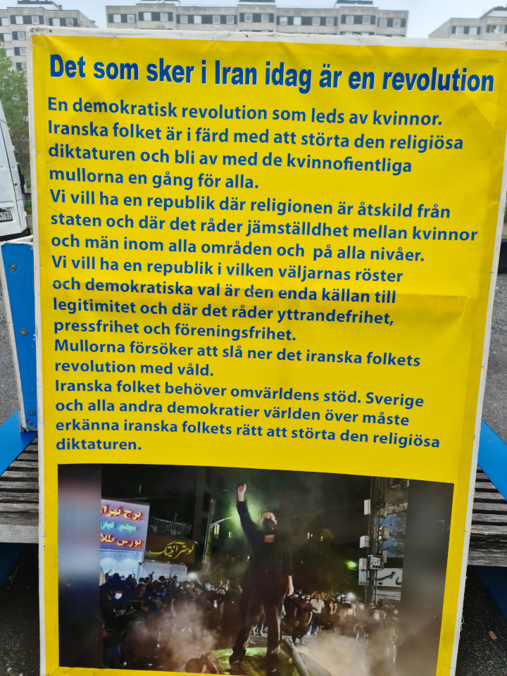 16 maj 2023: Svensk- och exiliranier, sympatisörer till iranska motståndsrörelsen (NCRI), håller en manifestation utanför Attunda tingsrätt samtidigt som rättegången mot Hamid Noury, dömd för 1988 års massaker i Iran. Överlevare samt offrens familjer deltar också i manifestationen.