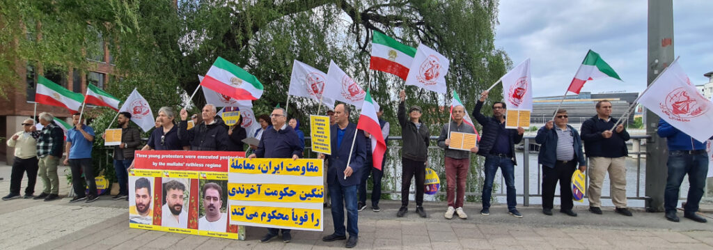 Svensk-iranier, sympatisörer till Iranska nationella motståndsrådet (NCRI), protesterar mot den belgiska regeringens beslut att frige den iranska regimens diplomat Assadollah Assadi, dömd till 20 års fängelse för terrorism, under en demonstration utanför Belgiens ambassad, fredagen, den 26 maj.