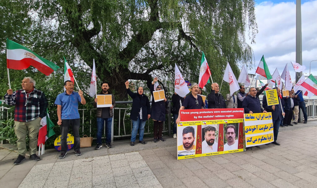 Svensk-iranier, sympatisörer till Iranska nationella motståndsrådet (NCRI), protesterar mot den belgiska regeringens beslut att frige den iranska regimens diplomat Assadollah Assadi, dömd till 20 års fängelse för terrorism, under en demonstration utanför Belgiens ambassad, fredagen, den 26 maj.