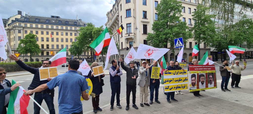 Svensk-iranier, sympatisörer till Iranska nationella motståndsrådet (NCRI), protesterar mot den belgiska regeringens beslut att frige den iranska regimens diplomat Assadollah Assadi, dömd till 20 års fängelse för terrorism, under en demonstration utanför Belgiens ambassad, fredagen, den 26 maj.