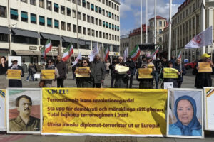 Kungsportsplatsen, Göteborg, den 29 april 2023: Svensk-iranier, sympatisörer till Iranska nationella motståndsrådet (NCRI), uppmanar Sverige och EU att terrorstämpla revolutionsgardet under en manifestation