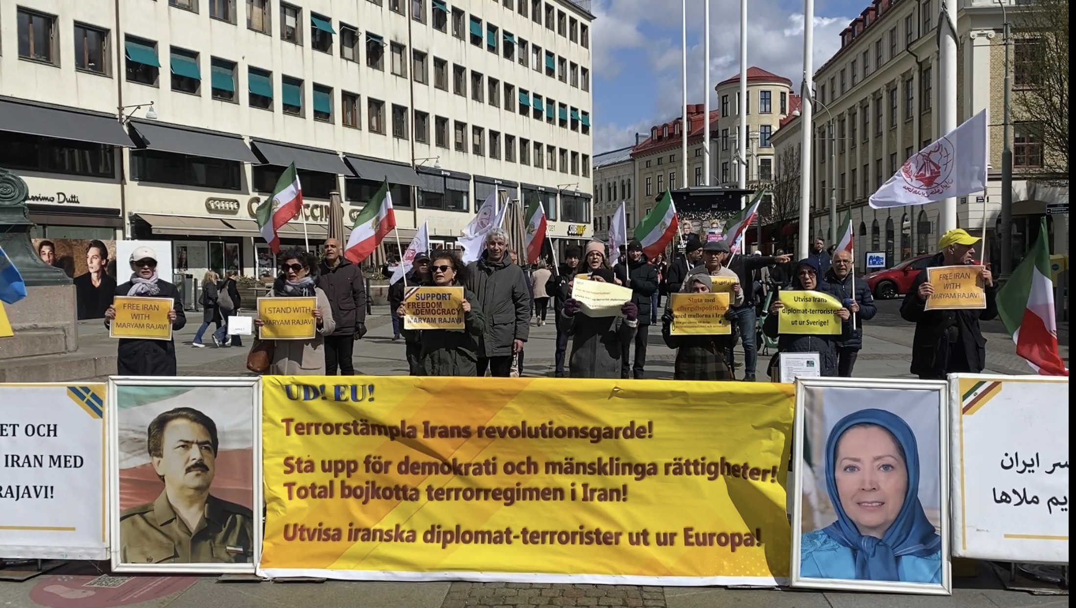 Kungsportsplatsen, Göteborg, den 29 april 2023: Svensk-iranier, sympatisörer till Iranska nationella motståndsrådet (NCRI), uppmanar Sverige och EU att terrorstämpla revolutionsgardet under en manifestation