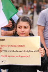 Demonstration, Göteborg, den 15 juli: Svensk-iranier, sympatisörer till Iranska nationella motståndsrådet (NCRI), uppmanar EU och Sverige att terrorstämpla regimens revolutionsgarde, utvisa regimens diplomater och agera mot Irans statliga terrorism.