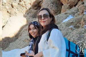 Maryam Abbassi Nikou och hennes dotter, Bita. Bild från Iranska nationella motståndsrådets kvinnoutskott