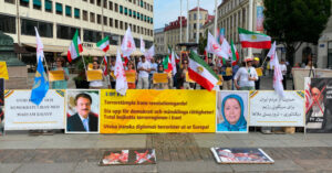 Demonstration, Göteborg, den 19 augusti: Svensk-iranier, sympatisörer till Iranska nationella motståndsrådet (NCRI), uppmanar EU och Sverige att terrorstämpla regimens revolutionsgarde.