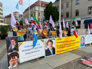 Demonstration, Göteborg, den 19 augusti: Svensk-iranier, sympatisörer till Iranska nationella motståndsrådet (NCRI), uppmanar EU och Sverige att terrorstämpla regimens revolutionsgarde.