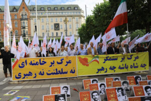 Svensk- och exiliranier, sympatisörer till Iranska nationella motståndsrådet (NCRI), uppmärksammar den 59:e årsdagen av grundandet av Irans demokratiska oppositionsgrupp, Folkets mojahedin (PMOI/MEK), under en manifestation på Norrmalmstorget, Stockholm, den nionde september 2023.