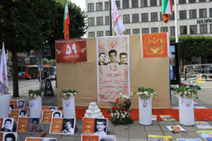 Utställning under en manifestation på Norrmalmstorget, Stockholm, den nionde september 2023, uppmärksammar den 59:e årsdagen av grundandet av Irans demokratiska oppositionsgrupp, Folkets mojahedin (PMOI/MEK).