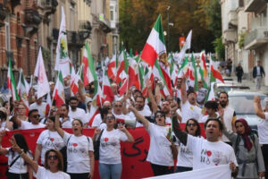 Tusentals iranier och sympatisörer av NCRI marscherade genom Bryssel för at uppmärksamma årsdagen av det folkliga upproret i Iran och stödja iranska folkets frihetskamp, den 15 september