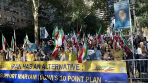 Tusentals exiliranier och sympatisörer till Iranska nationella motståndsrådet (NCRI) samlades utanför FN:s högkvarter i New York för att protestera mot iranska regimens president, Ebrahim Raisis deltagande vid generalförsamlingens årliga debatt, New York, den 19 september 2023.