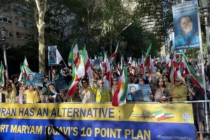 Tusentals exiliranier och sympatisörer till Iranska nationella motståndsrådet (NCRI) samlades utanför FN:s högkvarter i New York för att protestera mot iranska regimens president, Ebrahim Raisis deltagande vid generalförsamlingens årliga debatt, New York, den 19 september 2023.