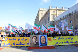 Mynttorget, Stockholm, 2023-10-07: Svensk-iranier, sympatisörer till Iranska nationella motståndsrådet (NCRI), håller en manifestation till stöd för det folkliga upproret och kampen för en demokratisk republik i Iran.