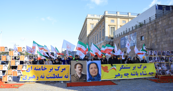 Mynttorget, Stockholm, 2023-10-07: Svensk-iranier, sympatisörer till Iranska nationella motståndsrådet (NCRI), håller en manifestation till stöd för det folkliga upproret och kampen för en demokratisk republik i Iran.