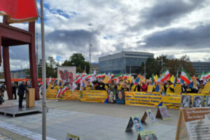 Demonstration utanför FN:s högkvarter i Genève, 3 november: Exiliranier och sympatisörer till Iranska nationella motståndsrådet (NCRI) fördömer FN för beslutet att låta den iranska regimen leda 2023 Social Forum, FN:s människorättsråds årliga möte med representanter för det civila samhället.