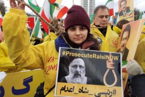 Exiliranier och sympatisörer till Iranska nationella motståndsrådet (NCRI) firar Raisis beslut att ställa in sitt FN-besök under en demonstration utanför FN:s högkvarter i Genève den 13 december.