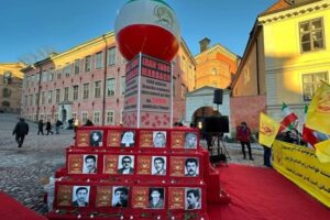 Utställning utanför Svea hovrätt hedrar minnet av 30 000 politiska fångar som iranska regimen avrättade i landets fängelser under massakern 1988, 19 december 2023.