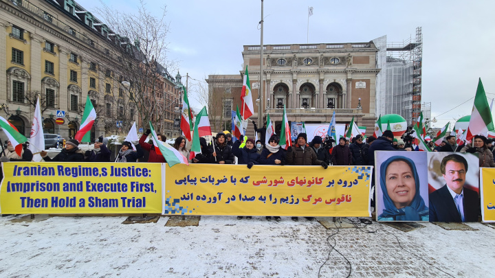 Svensk-iranier uppmärksammar 45 årsdagen av revolutionen mot shahen och stöder det folkliga uppror som pågår i Iran under en demonstrationen i Stockholm, den 10 februari 2024