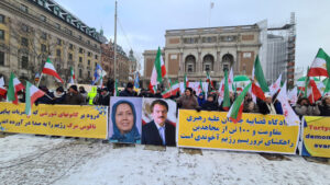 Svensk-iranier uppmärksammar 45 årsdagen av revolutionen mot shahen och stöder det folkliga uppror som pågår i Iran under en demonstrationen i Stockholm, den 10 februari 2024