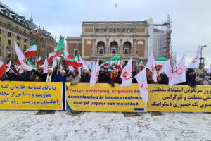 Svensk-iranier uppmärksammar 45 årsdagen av revolutionen mot shahen och stöder det folkliga uppror som pågår i Iran under en demonstrationen i Stockholm, den 10 februari 2024